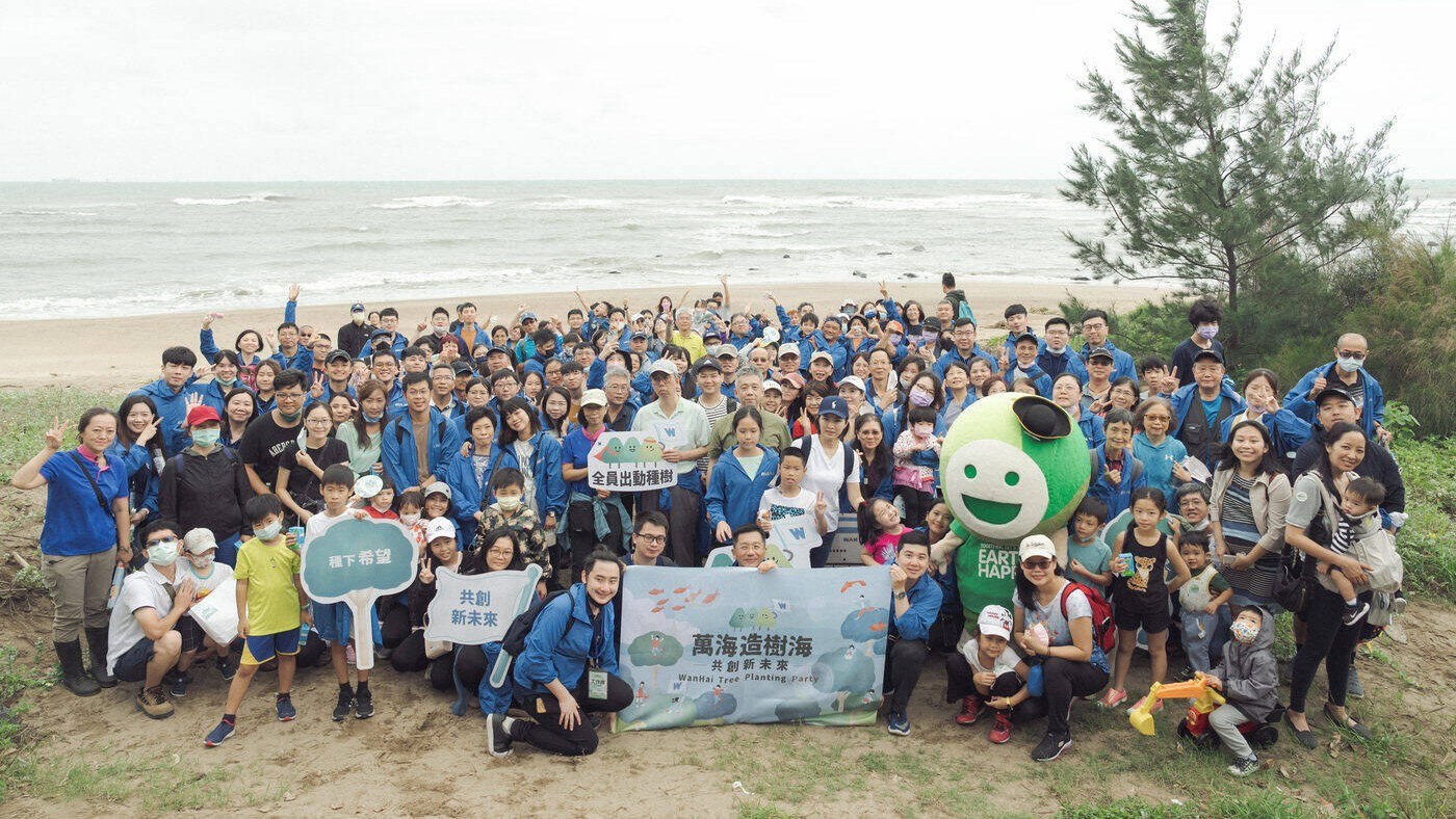 萬海造樹海活動當天，萬海員工、客戶與家庭在海岸場域完成種樹後的大合照
