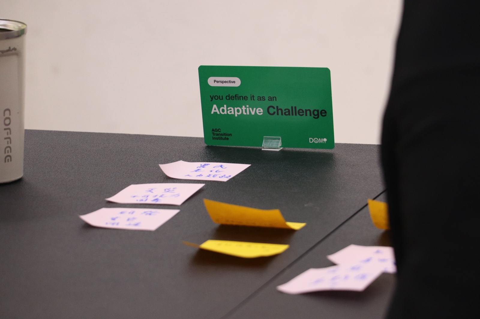 工作坊桌上的 Adaptive Challenge 引導卡與便利貼