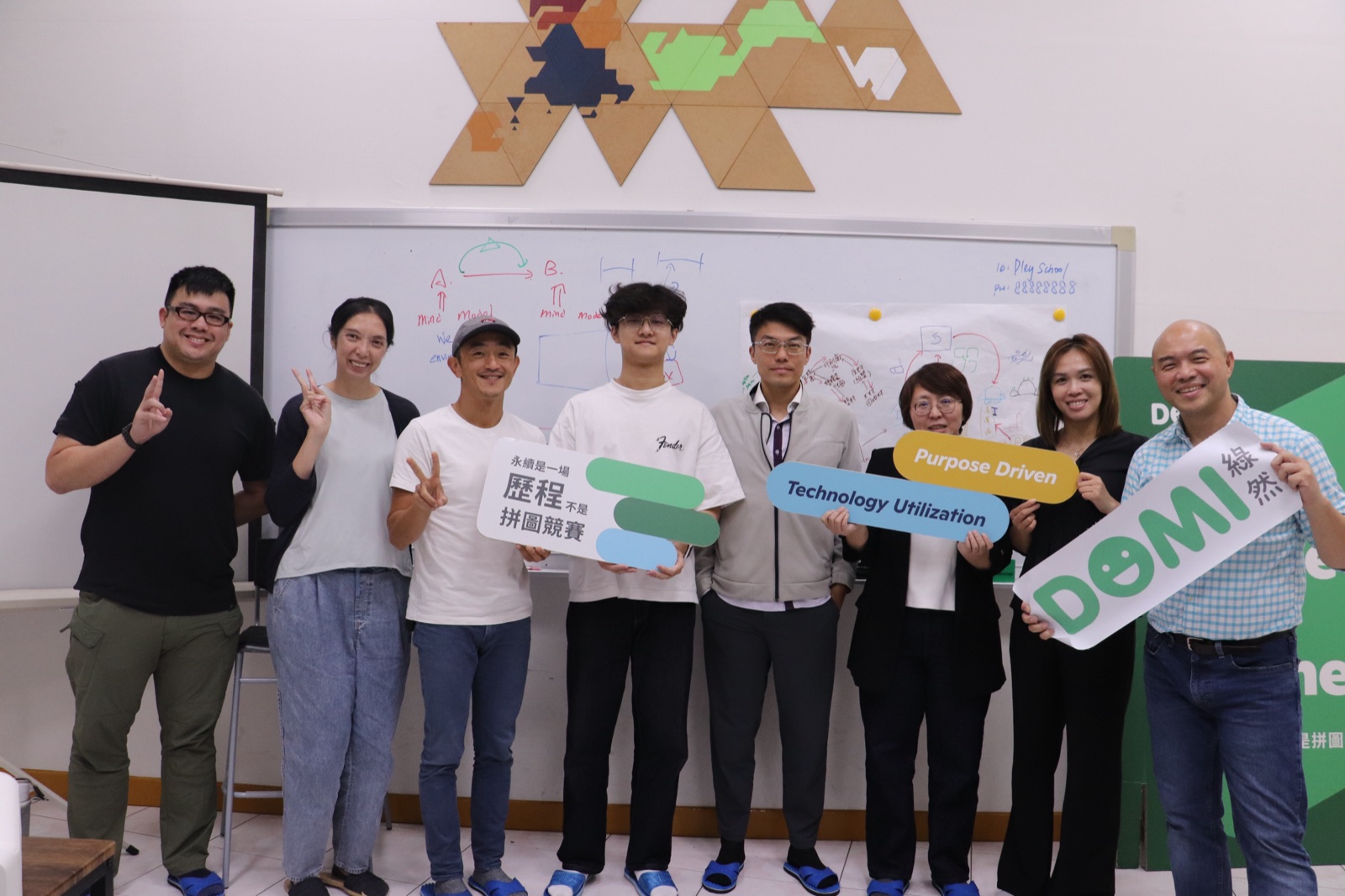 先行者工作坊團隊與 Purpose Driven 標語合影