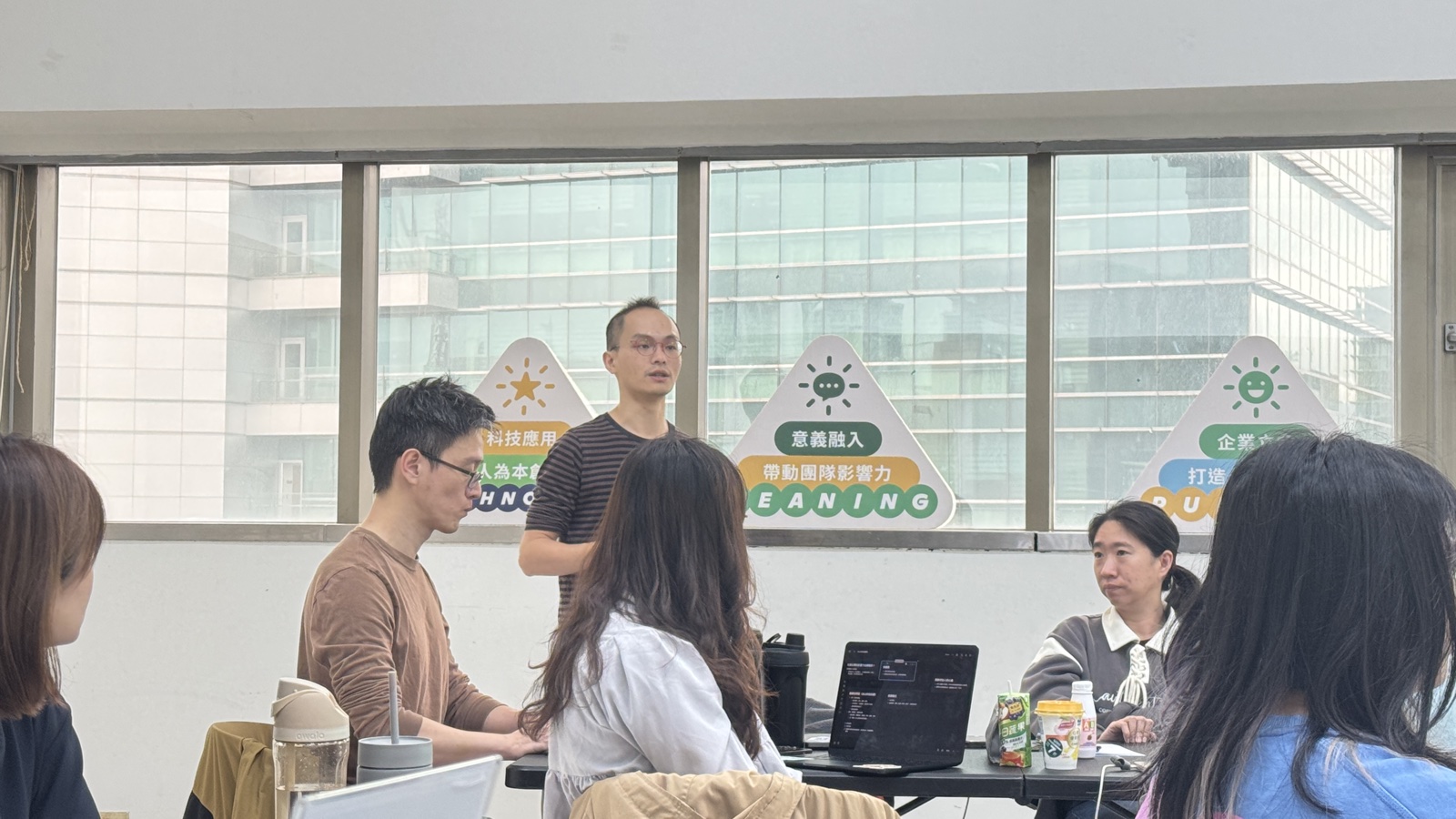 引導師陪伴團隊收斂行動方向